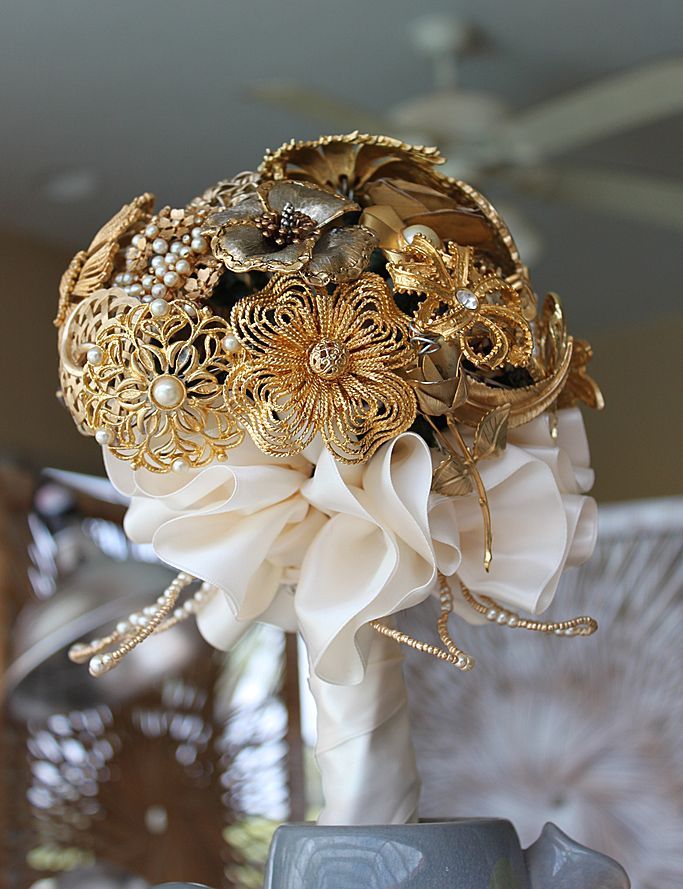 1102251Spectacular vintage wedding brooch bouquet Gold tone 284