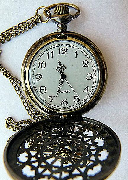 Art Nouveau Design Quartz Pocket Watch With Chain Art Nouveau Design Quartz Pocket Watch With Chain