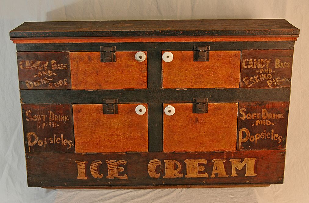 Vintage Painted Portable Wooden Ice Cream Cabinet Vintage Painted Portable Wooden Ice Cream Cabinet