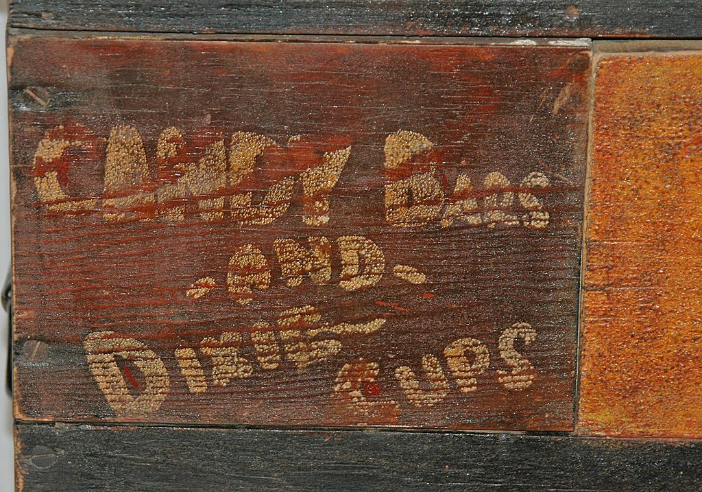 Vintage Painted Portable Wooden Ice Cream Cabinet Vintage Painted Portable Wooden Ice Cream Cabinet
