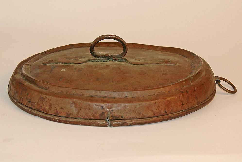 Rare Early Hand Hammered Oval Covered Copper Pot Rare Early Hand Hammered Oval Covered Copper Pot