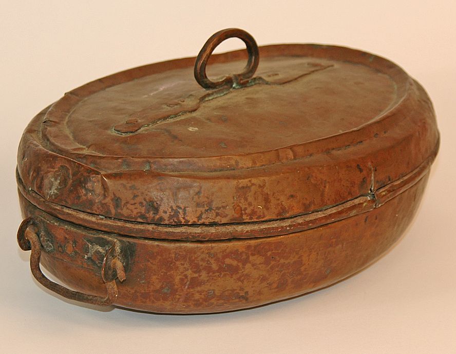 Rare Early Hand Hammered Oval Covered Copper Pot Rare Early Hand Hammered Oval Covered Copper Pot