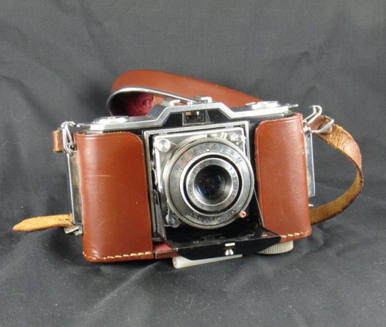 Zeiss Ikon Ikonta 522/24 Classic 35 MM Film Camera w/Leather Cover Zeiss Ikon Ikonta 522/24 Classic 35 MM Film Camera w/Leather Cover