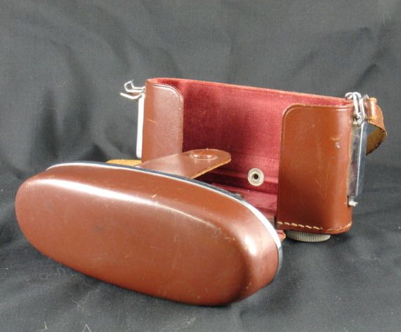 Zeiss Ikon Ikonta 522/24 Classic 35 MM Film Camera w/Leather Cover Zeiss Ikon Ikonta 522/24 Classic 35 MM Film Camera w/Leather Cover