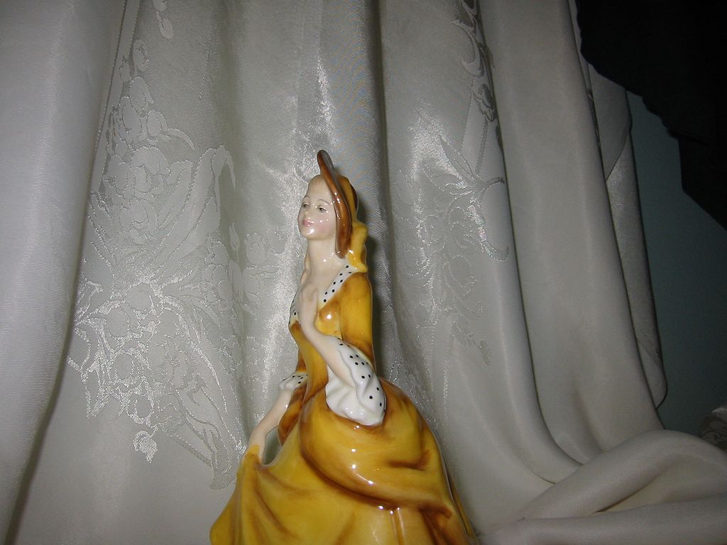 Royal Doulton - Sandra HN 2275 - So Pretty! Royal Doulton - Sandra HN 2275 - So Pretty!