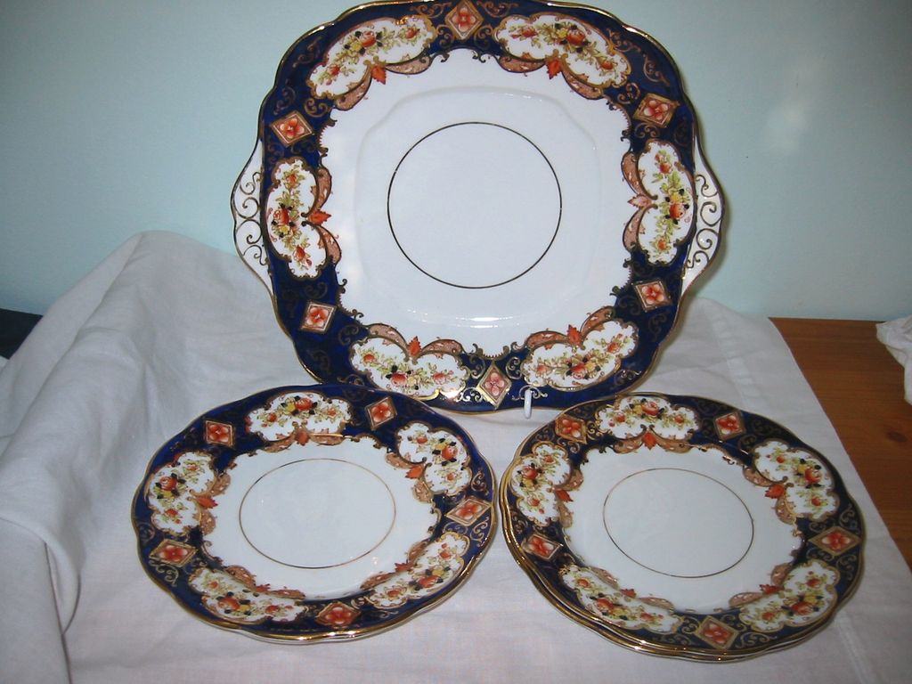 Royal Albert - Heirloom - Tray & Plates ca1920 Royal Albert - Heirloom - Tray & Plates ca1920