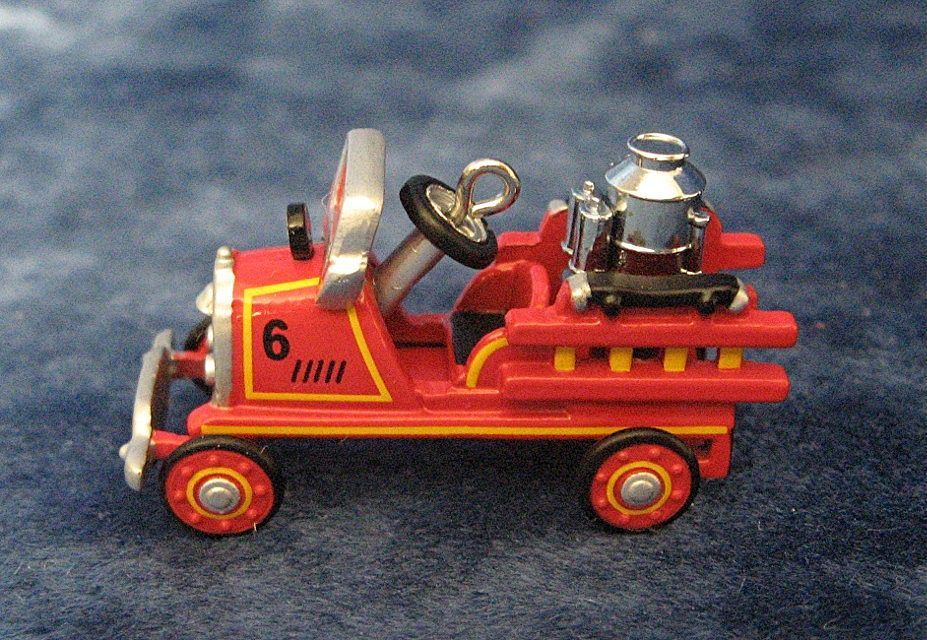 1924 TOLEDO FIRE ENGINE, miniature Hallmark Ornament -- 2001 1924 TOLEDO FIRE ENGINE, miniature Hallmark Ornament -- 2001