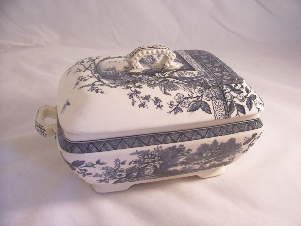 Aesthetic Small Tureen or Sauce Boat - Rustic Pattern Blue & White Aesthetic Small Tureen or Sauce Boat - Rustic Pattern Blue & White