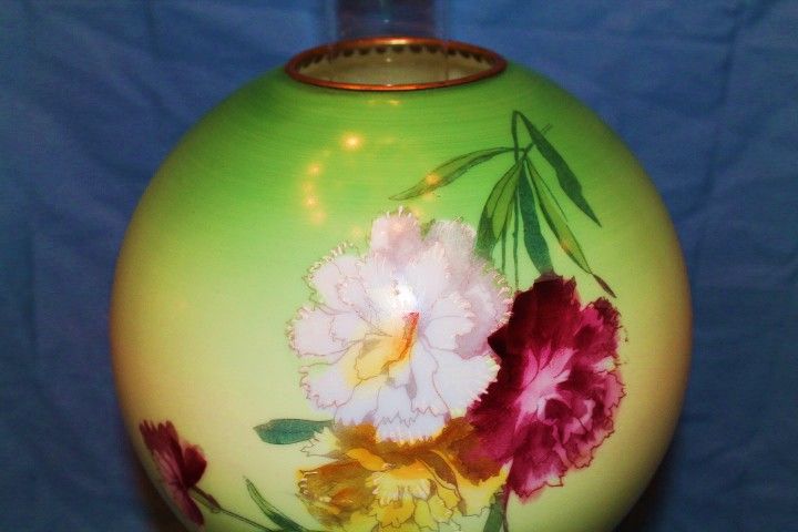 Late 1800's Beautiful Antique Gone with the Wind Oil Lamp with Flowers. Late 1800's Beautiful Antique Gone with the Wind Oil Lamp with Flowers.