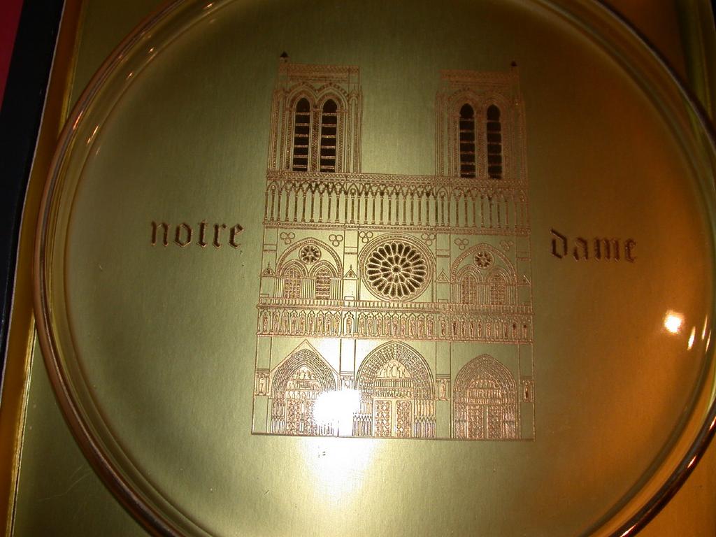 Orrefors First Annual Limited Edition Plate, "Notre Dame," 1970, Sweden, Magnificently Engraved in The Plate in Gold Orrefors First Annual Limited Edition Plate, "Notre Dame," 1970, Sweden, Magnificently Engraved in The Plate in Gold