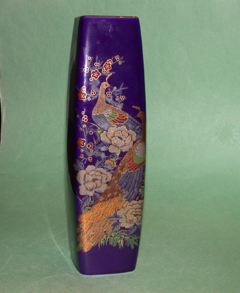 Beautiful Signed Kutani Porcelain Vase - A Peacock and Peahen In A Garden Beautiful Signed Kutani Porcelain Vase - A Peacock and Peahen In A Garden