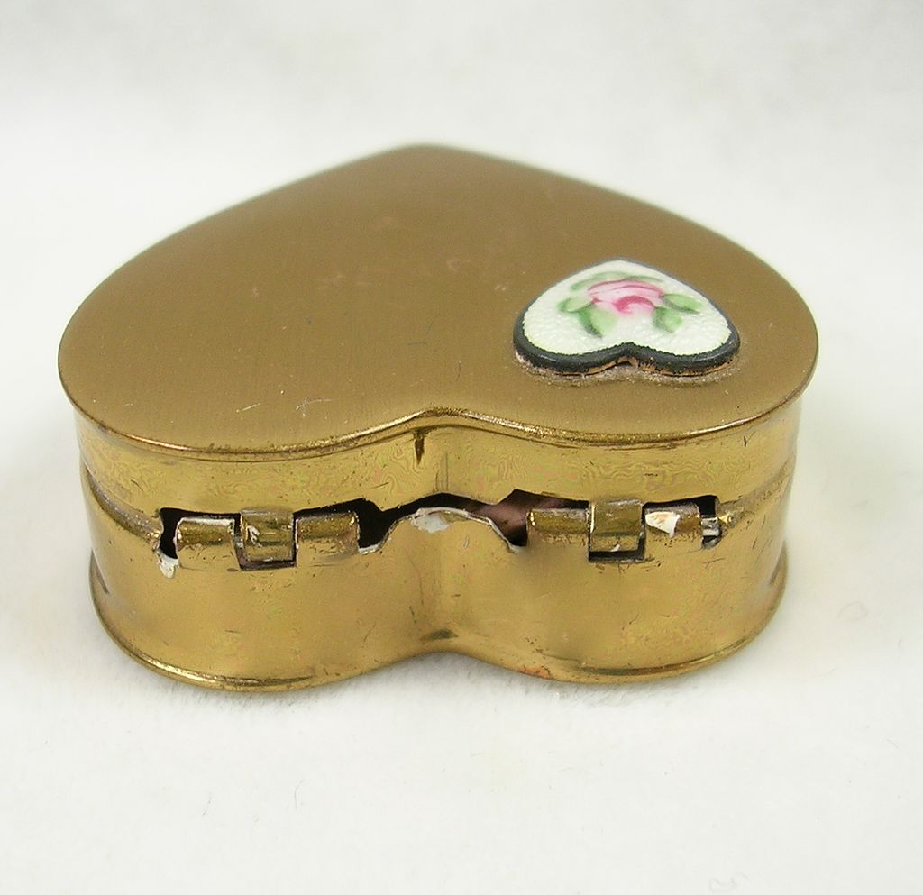 Vintage Gold Tone Heart Compact with Guilloche Enamel Heart Vintage Gold Tone Heart Compact with Guilloche Enamel Heart
