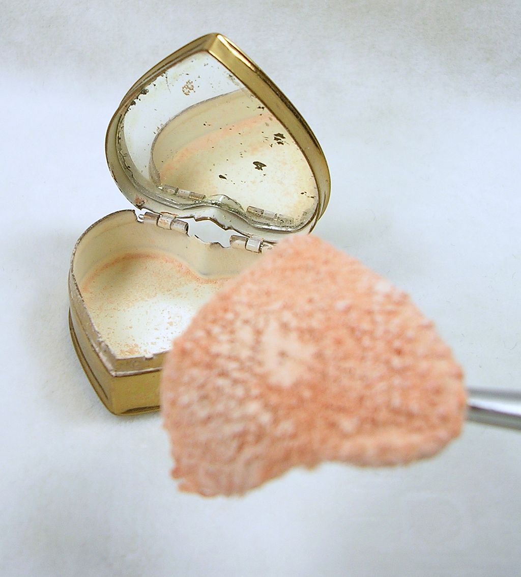 Vintage Gold Tone Heart Compact with Guilloche Enamel Heart Vintage Gold Tone Heart Compact with Guilloche Enamel Heart