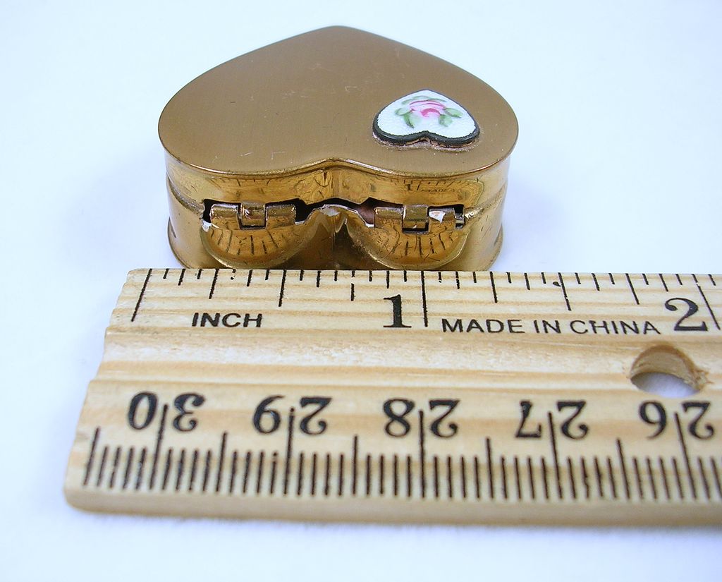 Vintage Gold Tone Heart Compact with Guilloche Enamel Heart Vintage Gold Tone Heart Compact with Guilloche Enamel Heart