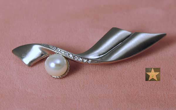 Modernist 3 1/2" Brushed Chrome-Look SWOOP Brooch~Faux Pearl & Pave' Rhinestones! Modernist 3 1/2" Brushed Chrome-Look SWOOP Brooch~Faux Pearl & Pave' Rhinestones!