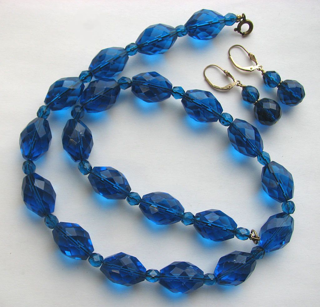 Beautiful Faceted Teal Blue Glass Beads Necklace with Earrings! Beautiful Faceted Teal Blue Glass Beads Necklace with Earrings!
