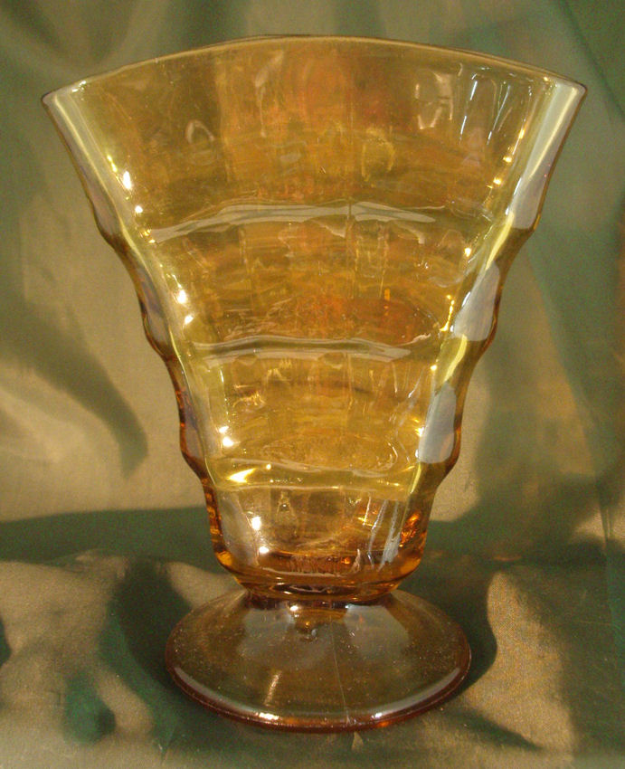 Jenkins Ocean Tea-Room/Fountain Line Amber Fan Vase Jenkins Ocean Tea-Room/Fountain Line Amber Fan Vase