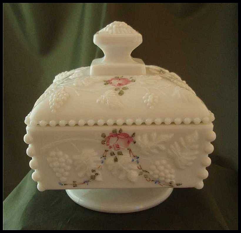 Westmoreland Beaded Grape Honey Box - Roses & Bows Decoration Westmoreland Beaded Grape Honey Box - Roses & Bows Decoration
