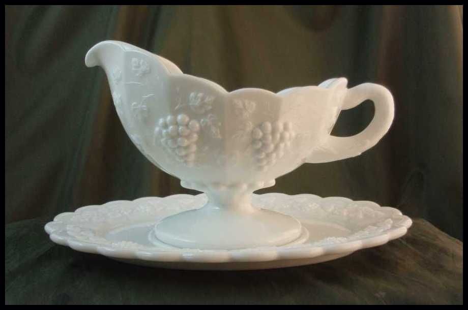 Westmoreland Paneled Grape Gravy Boat & Underplate Westmoreland Paneled Grape Gravy Boat & Underplate