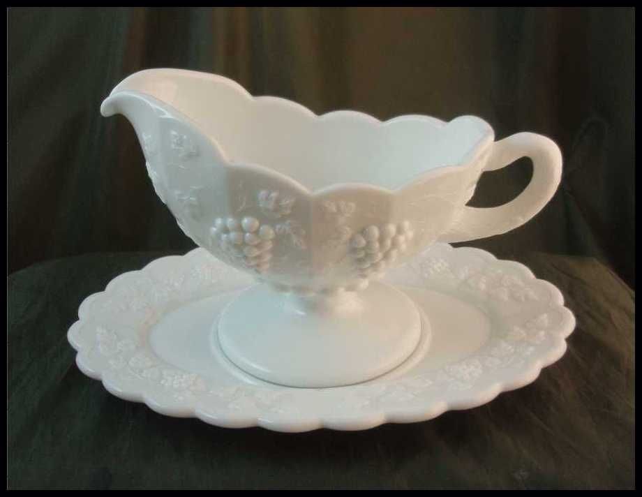 Westmoreland Paneled Grape Gravy Boat & Underplate Westmoreland Paneled Grape Gravy Boat & Underplate