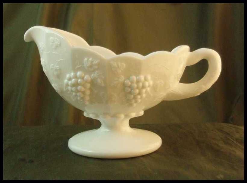 Westmoreland Paneled Grape Gravy Boat & Underplate Westmoreland Paneled Grape Gravy Boat & Underplate
