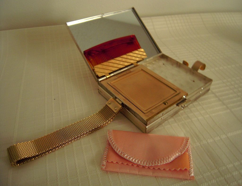 Vintage Gold Compact with Outside Lipstick Holder Vintage Gold Compact with Outside Lipstick Holder