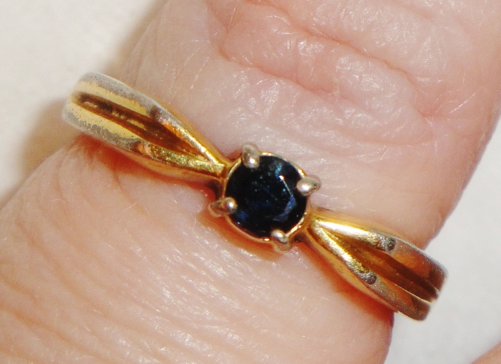 RARE Vintage Signed Avon Genuine Blue Sapphire 18KHGE Ring ~ Size 6 RARE Vintage Signed Avon Genuine Blue Sapphire 18KHGE Ring ~ Size 6