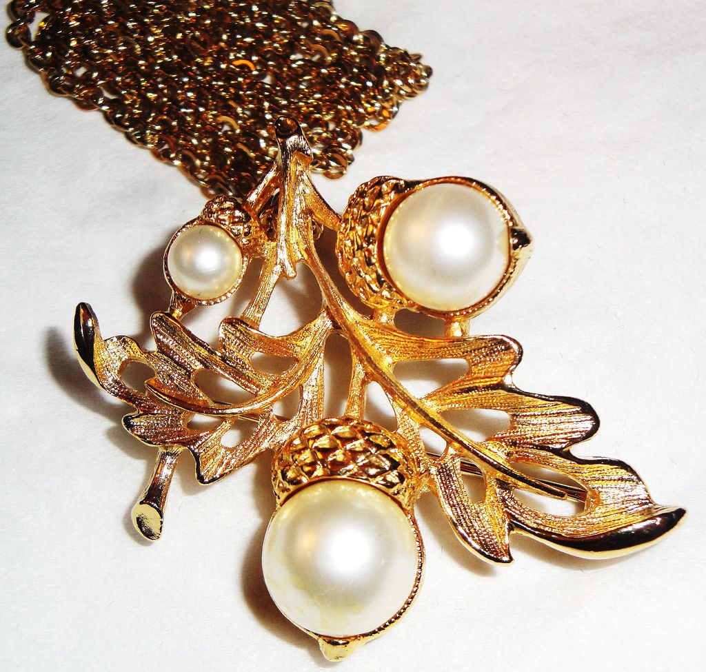 Avon 1973 "Autumn Glory Convertible Pendant" Necklace with 26" chain~ large gold leaf ~ faux pearl acorns Avon 1973 "Autumn Glory Convertible Pendant" Necklace with 26" chain~ large gold leaf ~ faux pearl acorns