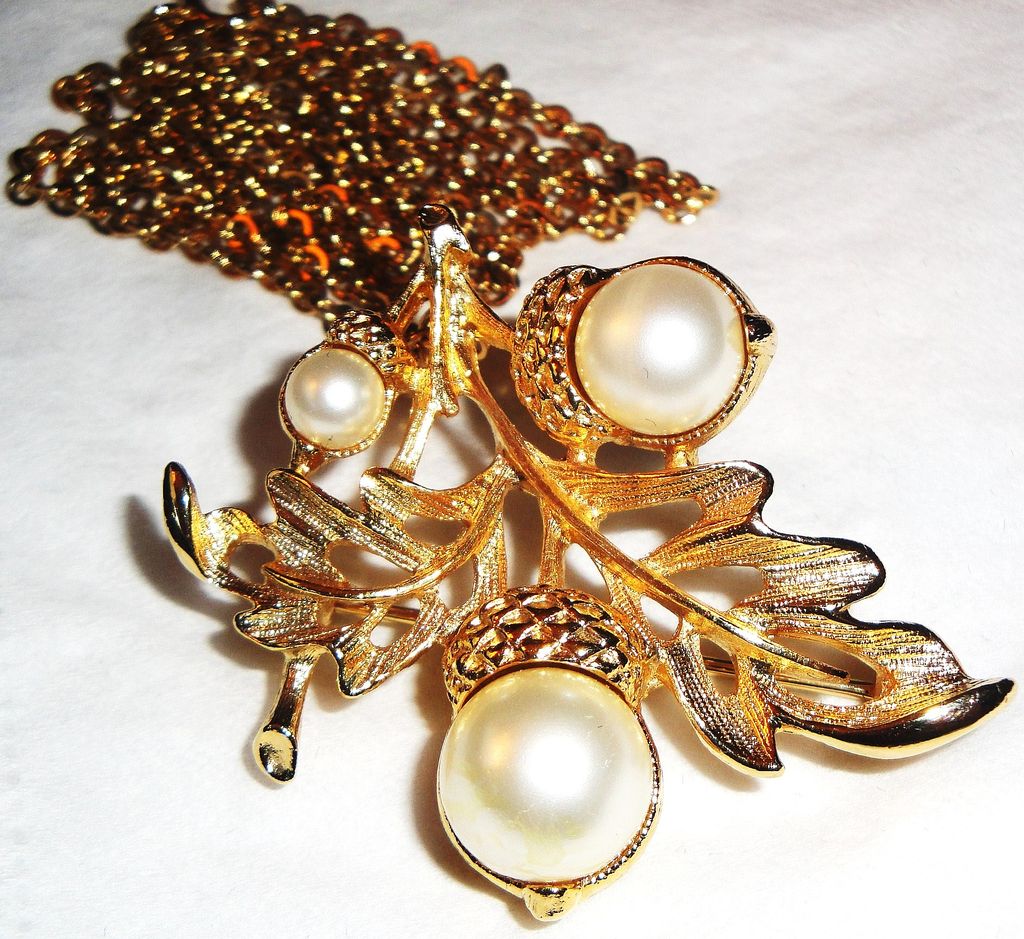 Avon 1973 "Autumn Glory Convertible Pendant" Necklace with 26" chain~ large gold leaf ~ faux pearl acorns Avon 1973 "Autumn Glory Convertible Pendant" Necklace with 26" chain~ large gold leaf ~ faux pearl acorns