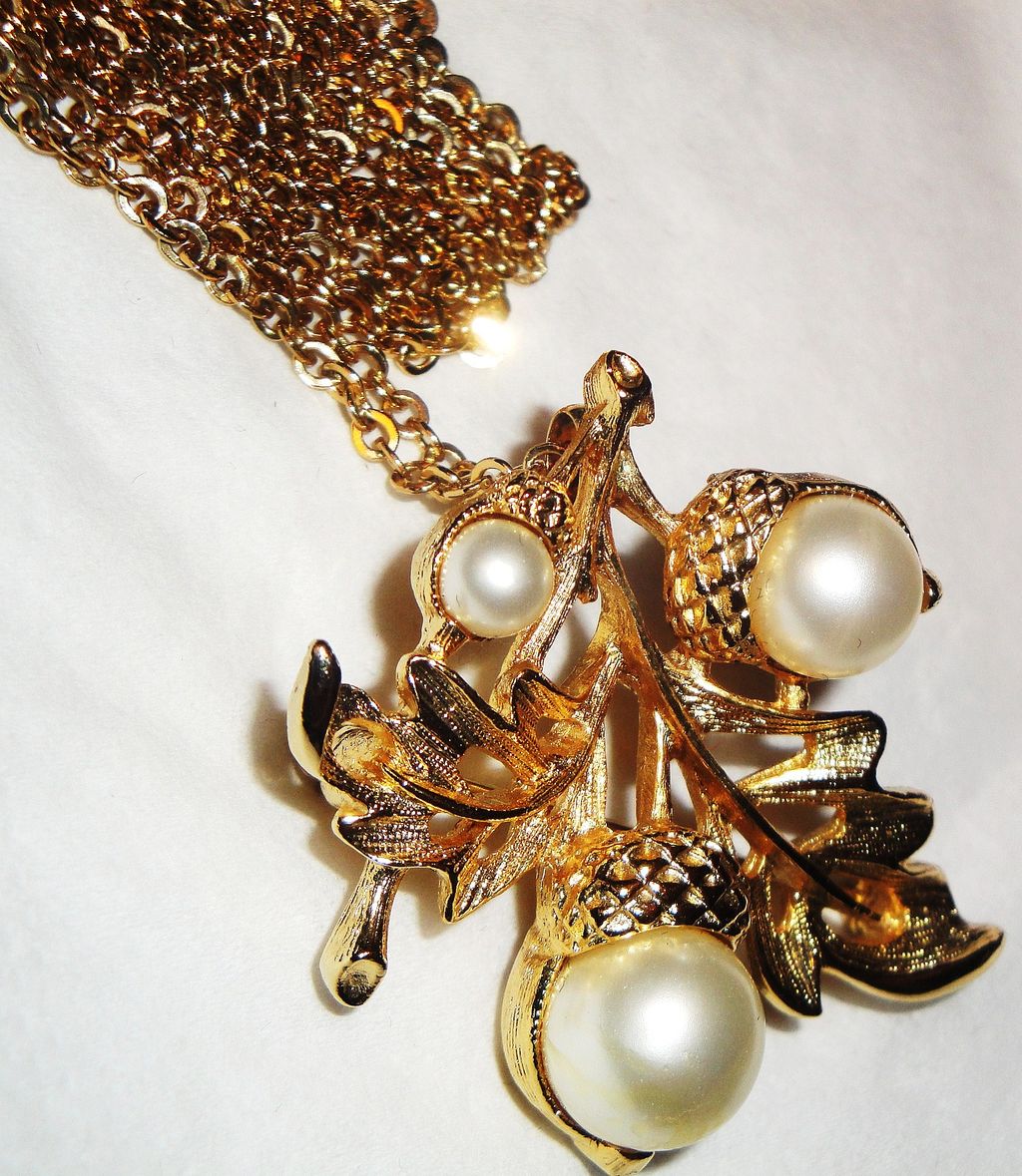 Avon 1973 "Autumn Glory Convertible Pendant" Necklace with 26" chain~ large gold leaf ~ faux pearl acorns Avon 1973 "Autumn Glory Convertible Pendant" Necklace with 26" chain~ large gold leaf ~ faux pearl acorns