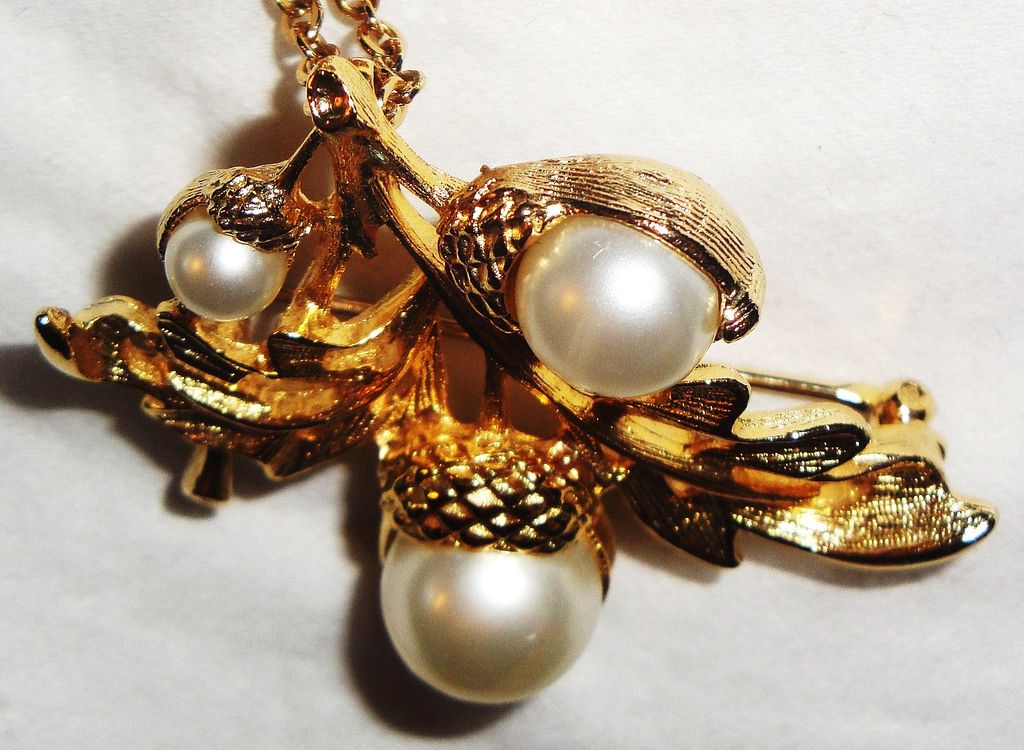 Avon 1973 "Autumn Glory Convertible Pendant" Necklace with 26" chain~ large gold leaf ~ faux pearl acorns Avon 1973 "Autumn Glory Convertible Pendant" Necklace with 26" chain~ large gold leaf ~ faux pearl acorns