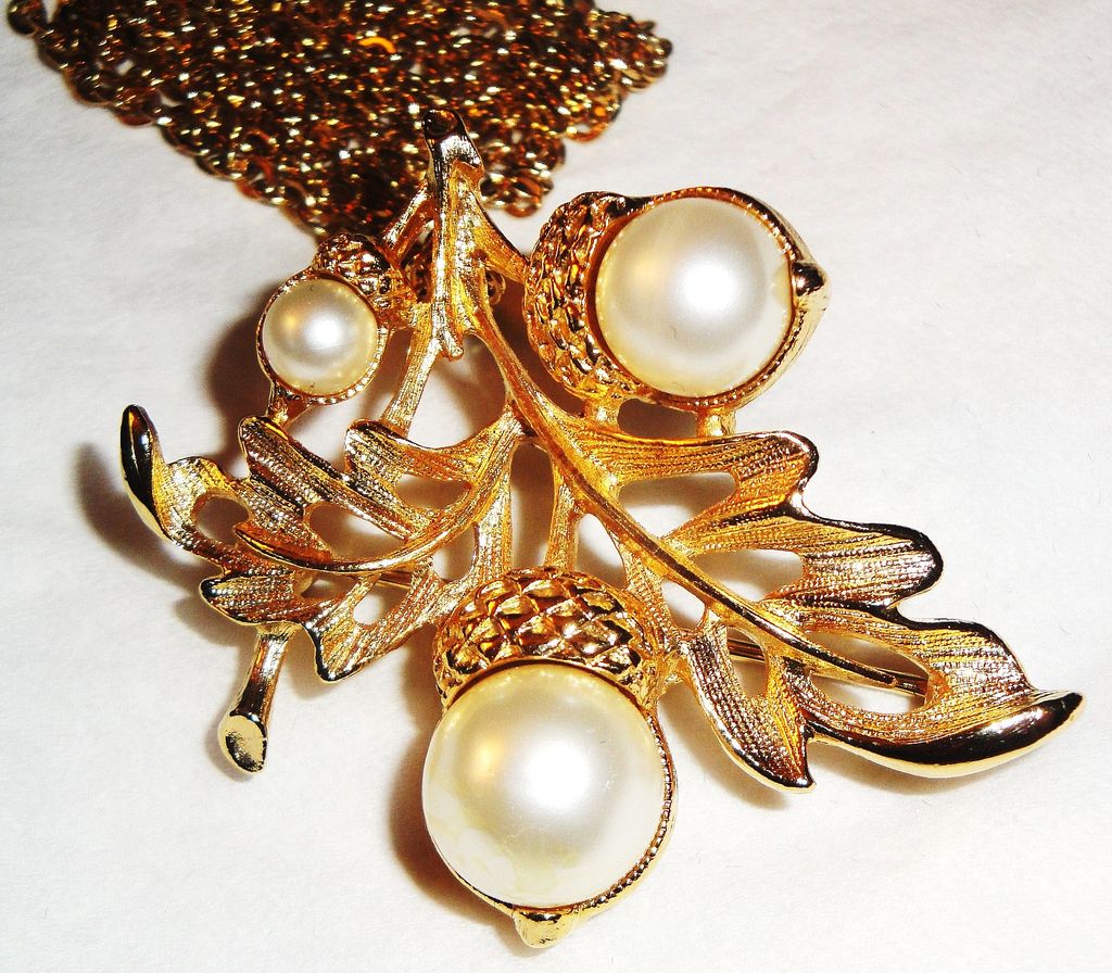 Avon 1973 "Autumn Glory Convertible Pendant" Necklace with 26" chain~ large gold leaf ~ faux pearl acorns Avon 1973 "Autumn Glory Convertible Pendant" Necklace with 26" chain~ large gold leaf ~ faux pearl acorns