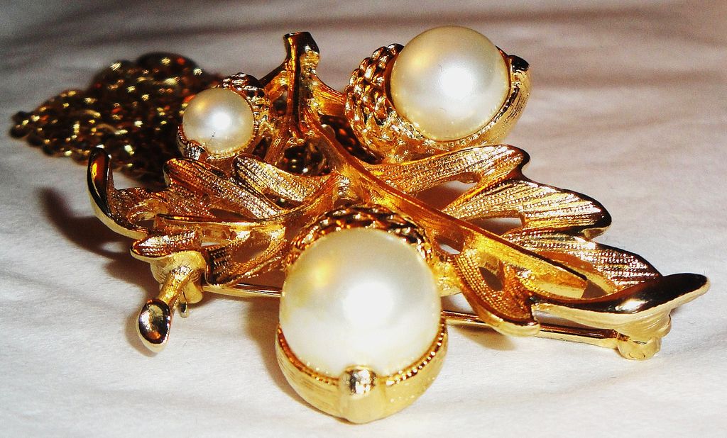 Avon 1973 "Autumn Glory Convertible Pendant" Necklace with 26" chain~ large gold leaf ~ faux pearl acorns Avon 1973 "Autumn Glory Convertible Pendant" Necklace with 26" chain~ large gold leaf ~ faux pearl acorns