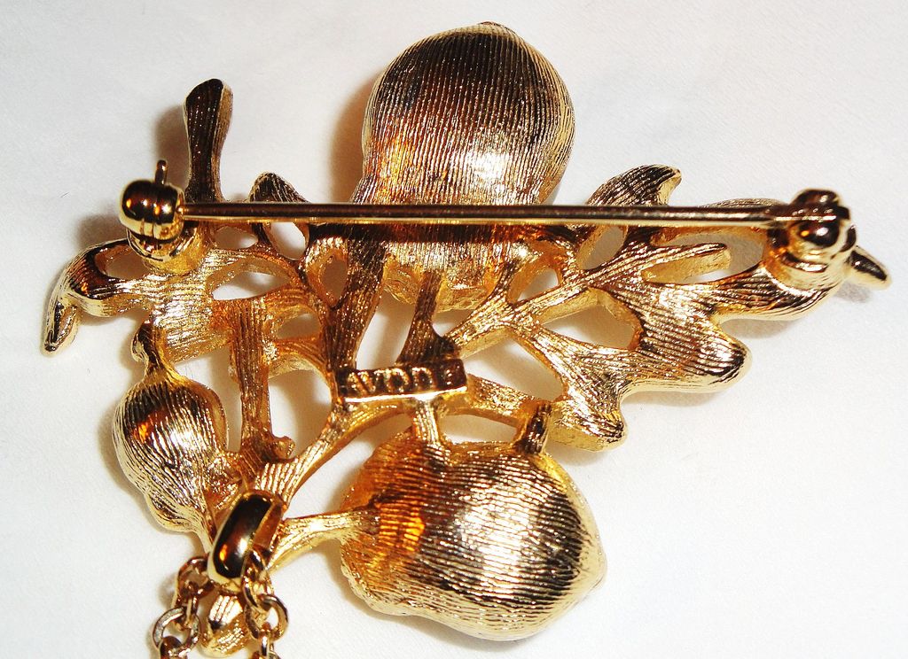 Avon 1973 "Autumn Glory Convertible Pendant" Necklace with 26" chain~ large gold leaf ~ faux pearl acorns Avon 1973 "Autumn Glory Convertible Pendant" Necklace with 26" chain~ large gold leaf ~ faux pearl acorns