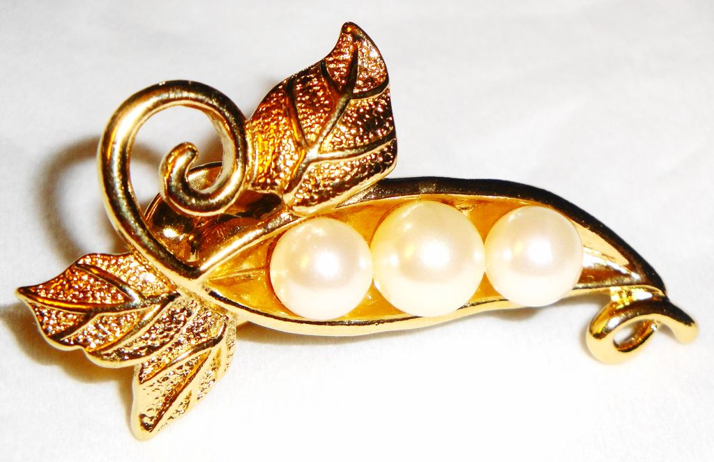 Avon 1990 "American Harvest" Pin ~ gold-tone pea pod with 3 pearl peas Avon 1990 "American Harvest" Pin ~ gold-tone pea pod with 3 pearl peas