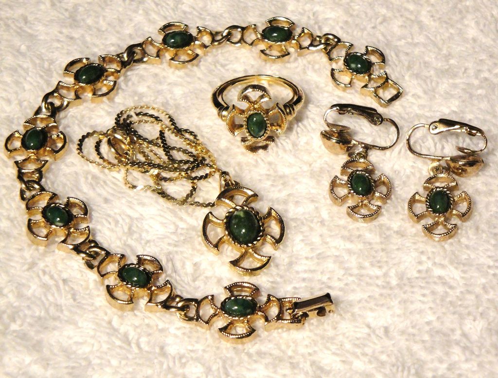 Vintage Avon "Baroness Collection" Necklace with simulated Jade cabochons in gold-tone flower design Vintage Avon "Baroness Collection" Necklace with simulated Jade cabochons in gold-tone flower design