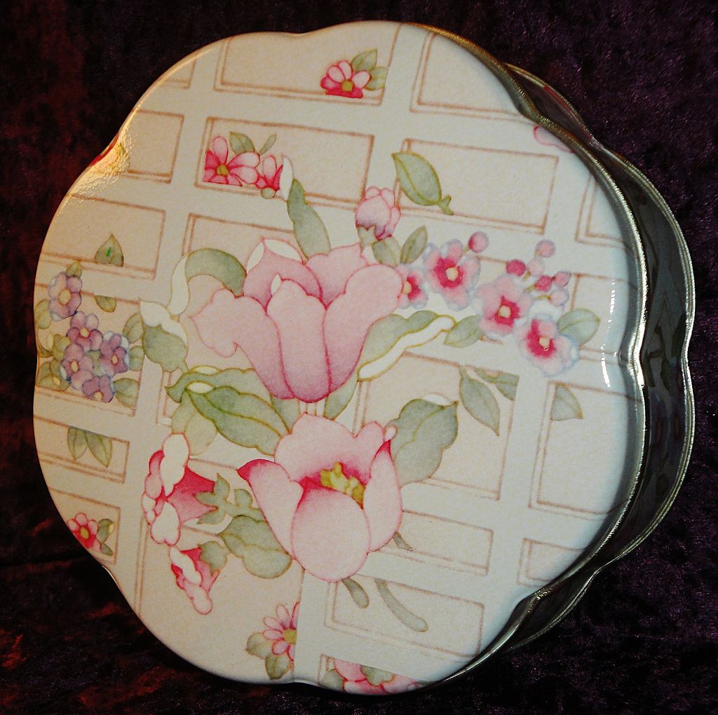 Vintage Signed Avon 1977 "TENDER BLOSSOMS" Beauty Dust Container Vintage Signed Avon 1977 "TENDER BLOSSOMS" Beauty Dust Container