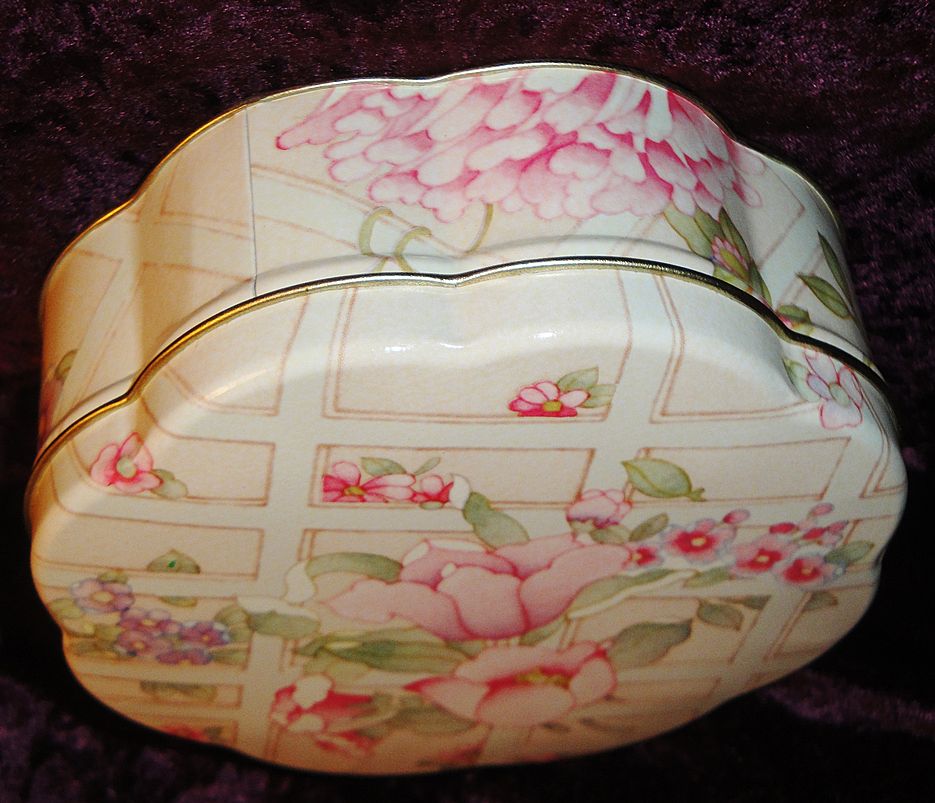 Vintage Signed Avon 1977 "TENDER BLOSSOMS" Beauty Dust Container Vintage Signed Avon 1977 "TENDER BLOSSOMS" Beauty Dust Container