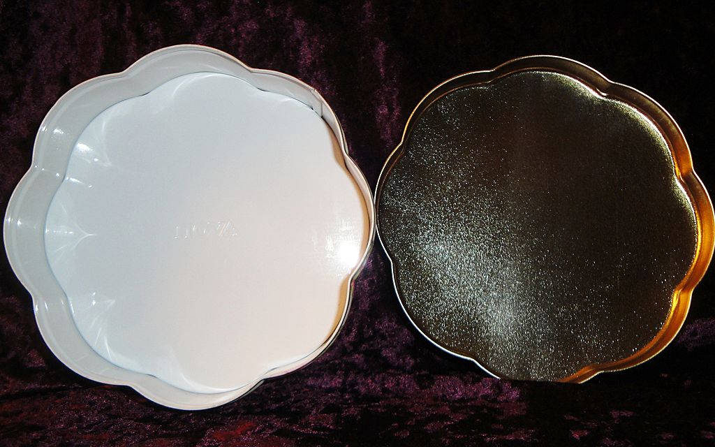 Vintage Signed Avon 1977 "TENDER BLOSSOMS" Beauty Dust Container Vintage Signed Avon 1977 "TENDER BLOSSOMS" Beauty Dust Container
