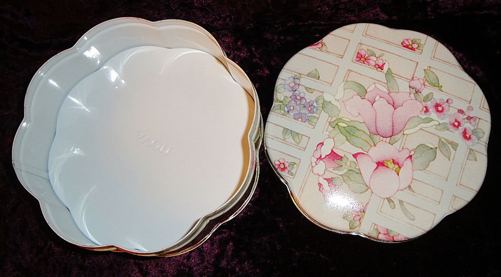 Vintage Signed Avon 1977 "TENDER BLOSSOMS" Beauty Dust Container Vintage Signed Avon 1977 "TENDER BLOSSOMS" Beauty Dust Container