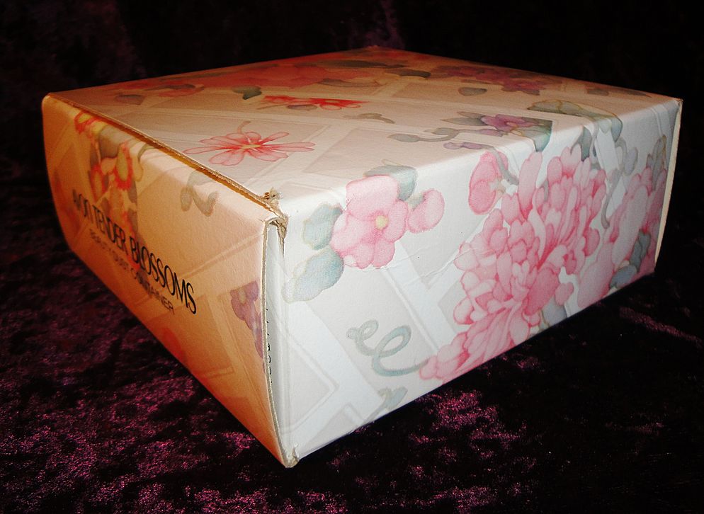 Vintage Signed Avon 1977 "TENDER BLOSSOMS" Beauty Dust Container Vintage Signed Avon 1977 "TENDER BLOSSOMS" Beauty Dust Container