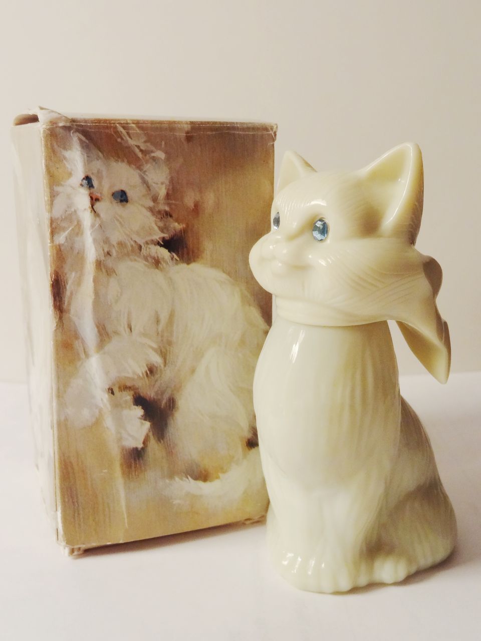 Vintage Avon 1975 "Blue Eyes" Women's Decanter ~ Kitten with bow Vintage Avon 1975 "Blue Eyes" Women's Decanter ~ Kitten with bow