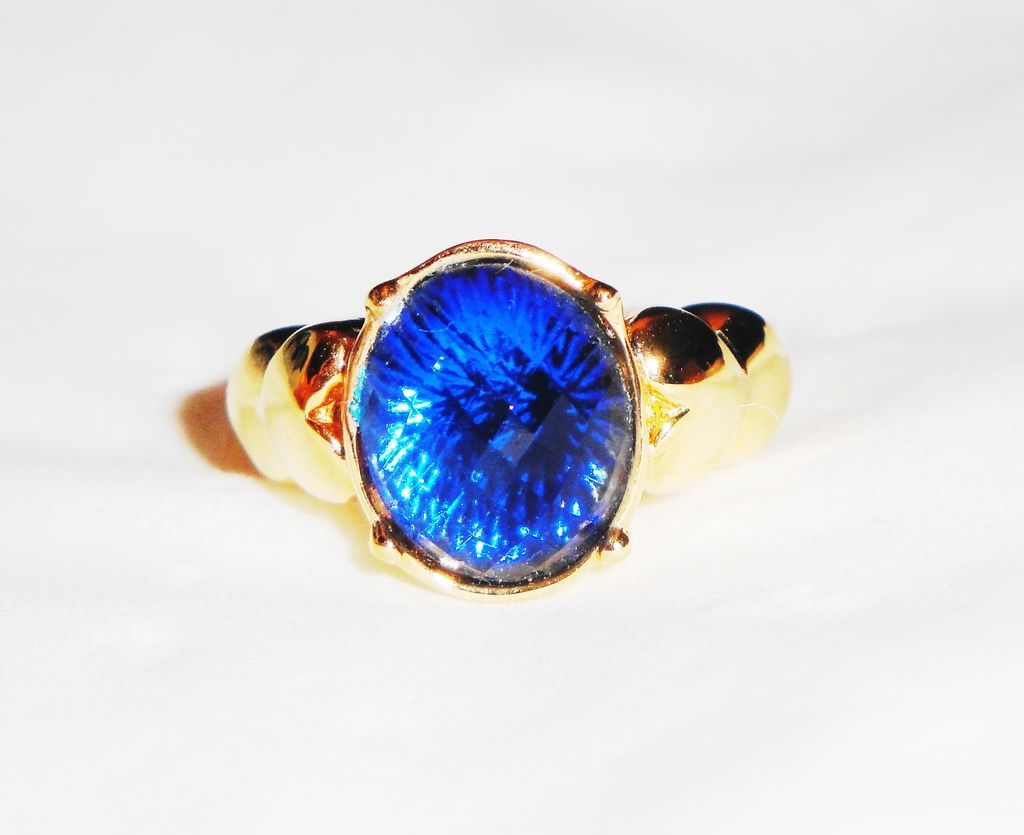 Large Multi-Faceted Prong-Set Sapphire Colored Gold-tone Ring ~ Size 6-7 Large Multi-Faceted Prong-Set Sapphire Colored Gold-tone Ring ~ Size 6-7