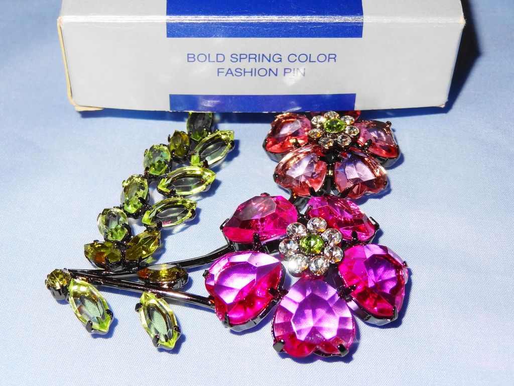 Retired Avon 2003 "Bold Spring Color Fashion Pin" ~ petals made of hearts Retired Avon 2003 "Bold Spring Color Fashion Pin" ~ petals made of hearts