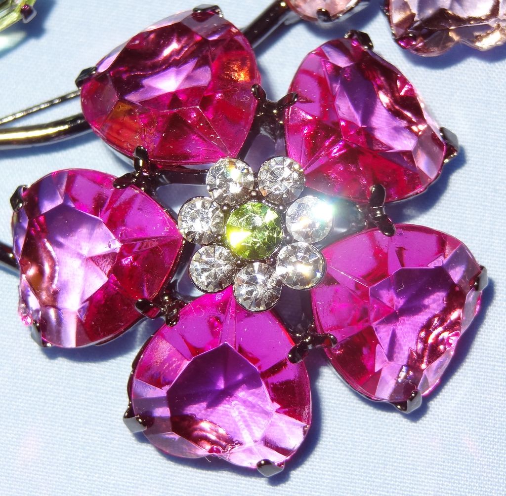 Retired Avon 2003 "Bold Spring Color Fashion Pin" ~ petals made of hearts Retired Avon 2003 "Bold Spring Color Fashion Pin" ~ petals made of hearts