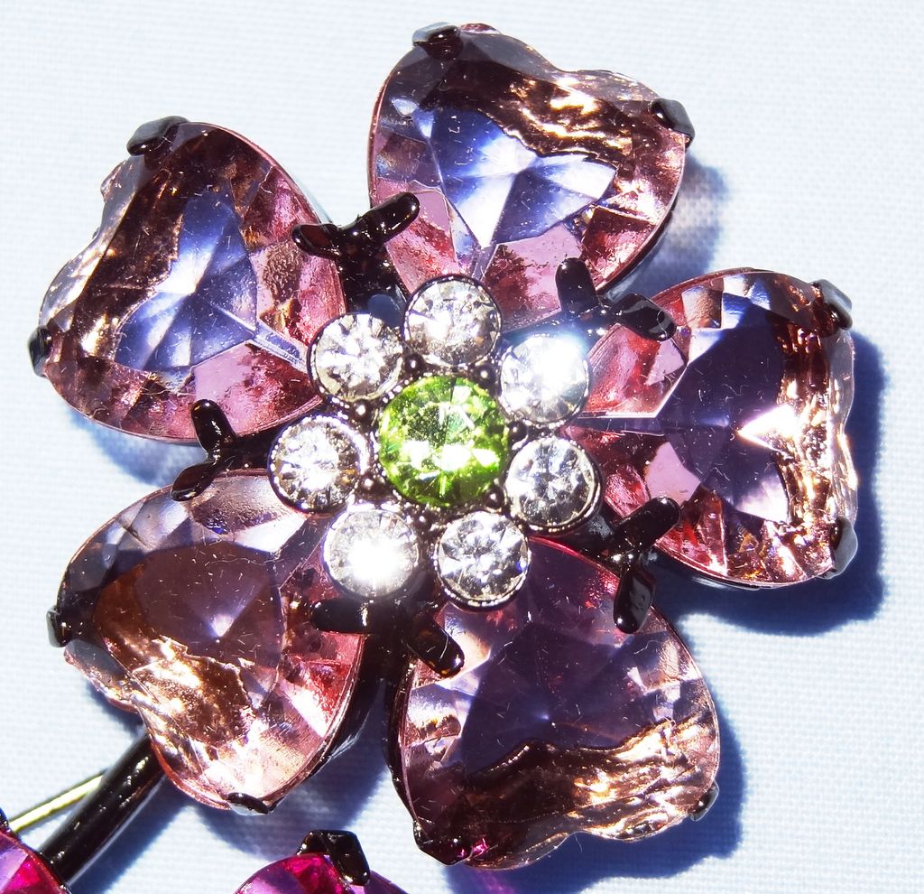 Retired Avon 2003 "Bold Spring Color Fashion Pin" ~ petals made of hearts Retired Avon 2003 "Bold Spring Color Fashion Pin" ~ petals made of hearts