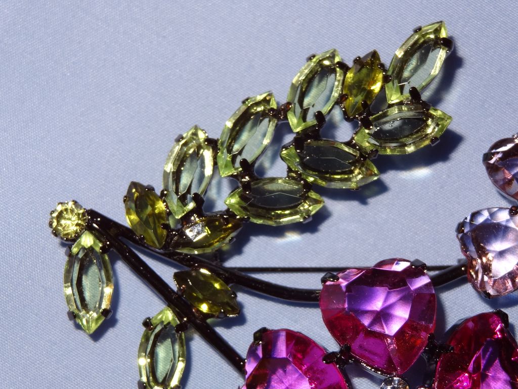 Retired Avon 2003 "Bold Spring Color Fashion Pin" ~ petals made of hearts Retired Avon 2003 "Bold Spring Color Fashion Pin" ~ petals made of hearts