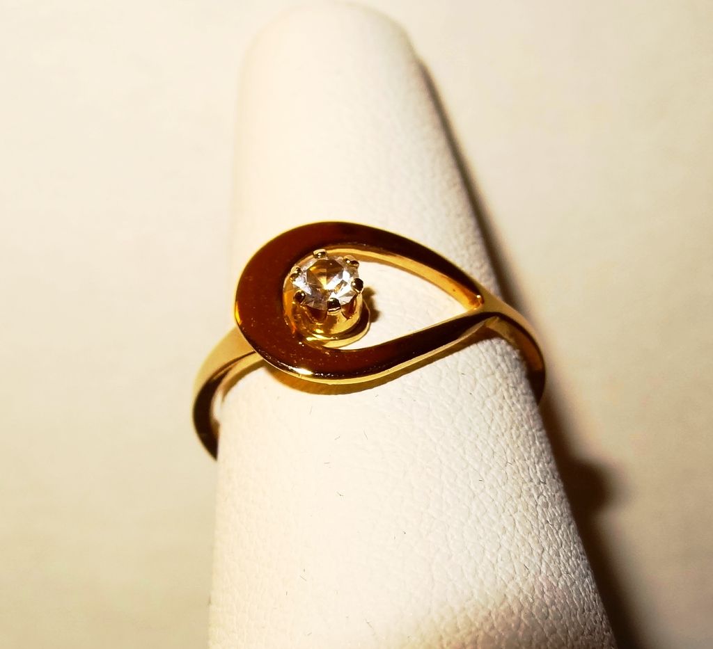 Avon 1978 "Catch a Star" Ring ~ Size 6 ~ brilliant crystal set in delicate gold-tone loop Avon 1978 "Catch a Star" Ring ~ Size 6 ~ brilliant crystal set in delicate gold-tone loop