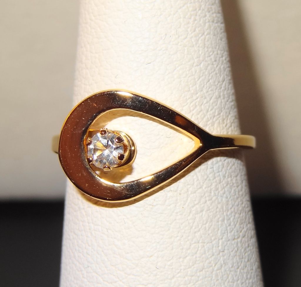 Avon 1978 "Catch a Star" Ring ~ Size 6 ~ brilliant crystal set in delicate gold-tone loop Avon 1978 "Catch a Star" Ring ~ Size 6 ~ brilliant crystal set in delicate gold-tone loop