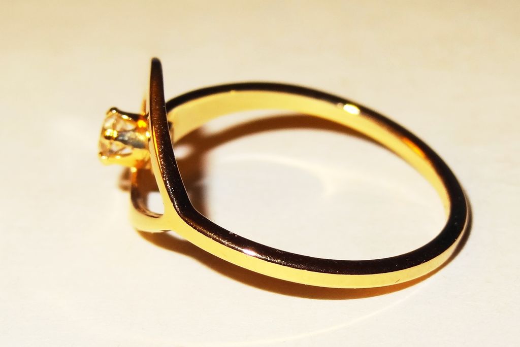Avon 1978 "Catch a Star" Ring ~ Size 6 ~ brilliant crystal set in delicate gold-tone loop Avon 1978 "Catch a Star" Ring ~ Size 6 ~ brilliant crystal set in delicate gold-tone loop